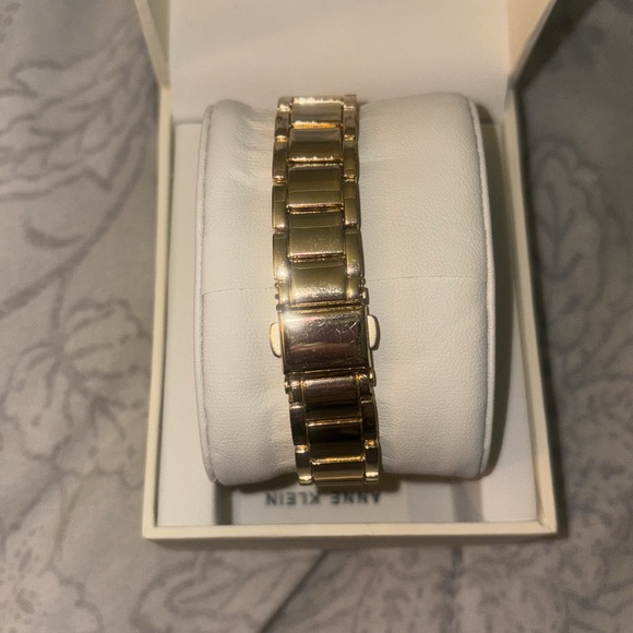 Anne Klein gold tone watch ⌚️ - Picture 4 of 5